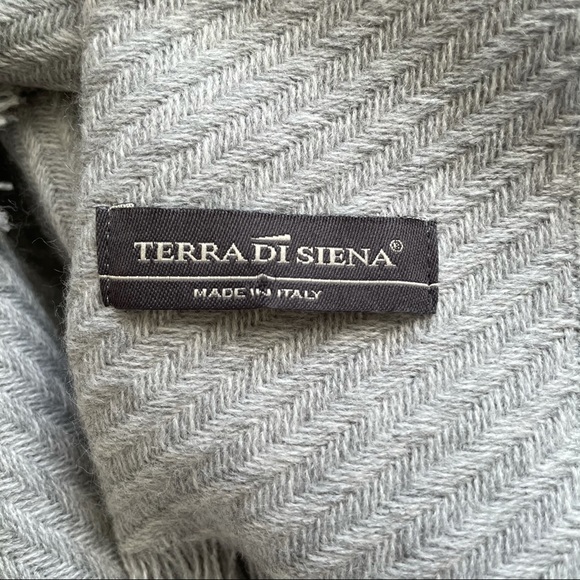 Terra Di Siena Tweed Scarf with Fringe Grey - Picture 9 of 12